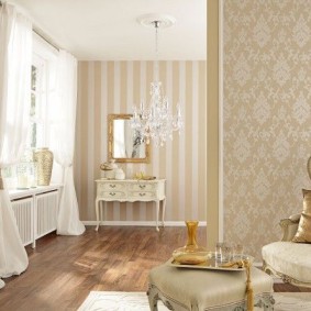 Ρομαντική ταπετσαρία στο σαλόνι