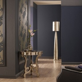 Κομψός συνδυασμός ταπετσαρίας στην αίθουσα διαμερισμάτων