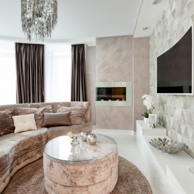 Καναπές με βελούδινη ταπετσαρία στην αίθουσα ενός σύγχρονου σπιτιού