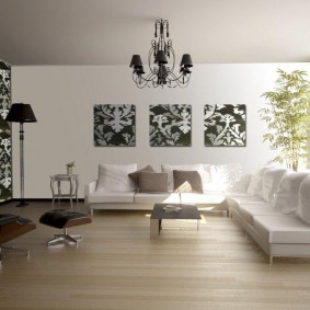 Μαύρος πολυέλαιος σε μια λευκή οροφή