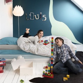 Intérieur d'une pépinière aux murs peints