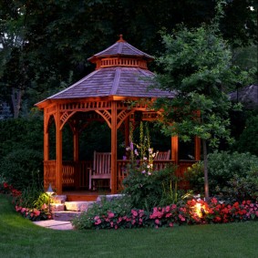 Gazebo de jardin avec éclairage décoratif