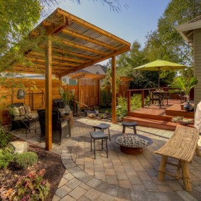 Auvent en bois au-dessus de l'aire de repos