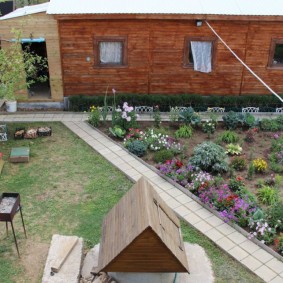 barbecue en métal près d'une tente touristique