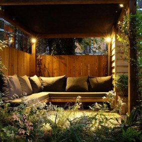 Illumination nocturne d'un lieu de détente à la campagne