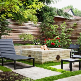 Haute clôture de planches de pin