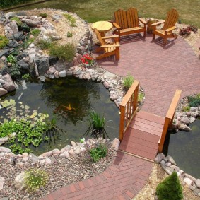 Pont en bois sur un réservoir dans le pays