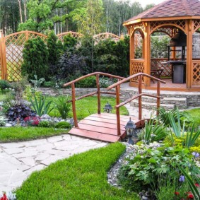 Pont en bois sur un ruisseau sec