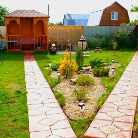 Voies de tuiles en béton droites