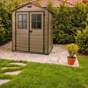 Hozblok compact sur une plateforme en pierre