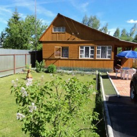 Clôture en tôle profilée sur poteaux métalliques