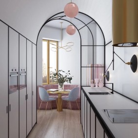 โค้งระหว่างห้องครัวและห้องนั่งเล่นในอพาร์ตเมนต์เล็ก ๆ