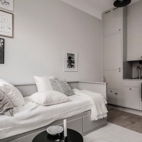 หมอนบนโซฟาพับในอพาร์ตเมนต์