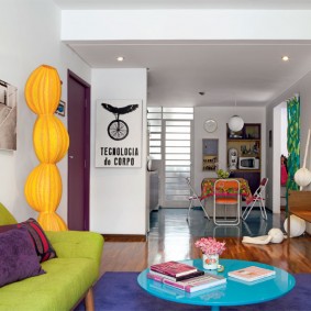 เน้นเสียงที่สดใสในการตกแต่งภายในของอพาร์ทเมนท์