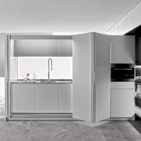 ชุดครัวด้านหลังเป็นฉากกั้นห้องแบบเลื่อน