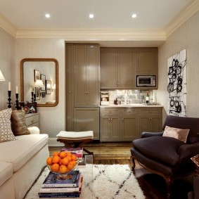 ส้มในถ้วยบนโต๊ะกาแฟ