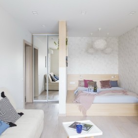 แสงวอลล์เปเปอร์บนผนังของสตูดิโออพาร์ตเมนต์