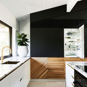 เคาน์เตอร์อ่างล้างหน้าริมหน้าต่างห้องครัว