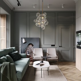 การตกแต่งผนังสีเทาในห้องนั่งเล่นเล็ก ๆ