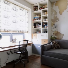 lieu de travail étudiant devant une fenêtre avec un rideau romain