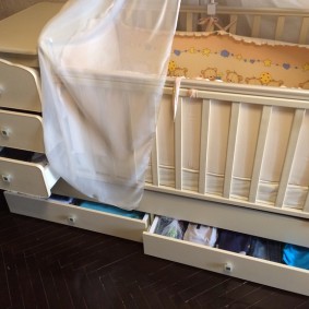 Yenidoğan için beşik çekmece