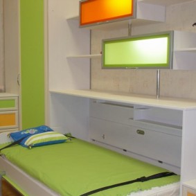 Çocuk katlanır yatak döşek üzerinde kayışlar