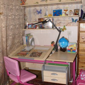 Trafo masası metal bir çerçeve üzerinde