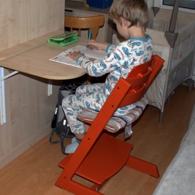 Ayarlanabilir koltuklu mama sandalyesi