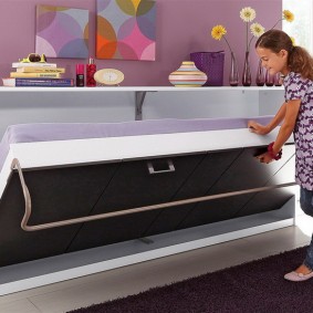 Bir kız öğrenci için duvara monte yatak