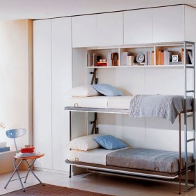 Katlanır yatağın ikinci katında uygun raflar