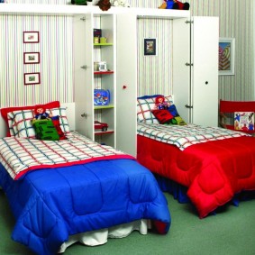 Heteroseksüel çocukların bir odasında menteşeli yataklar