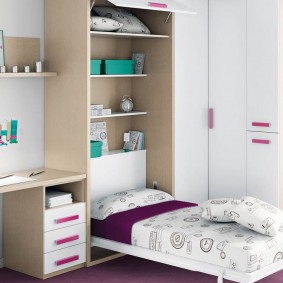 Bir kız öğrenci kız için mobilya dönüştürme seti