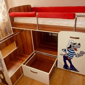 Küçük bir çocuk için çatı katı yatak