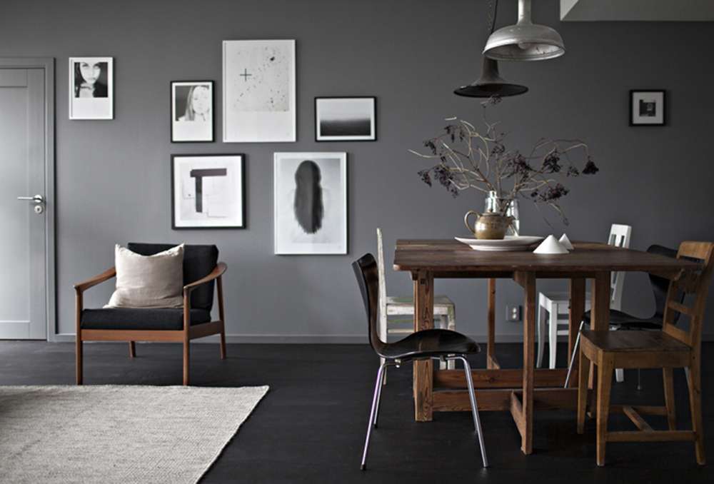 ภาพถ่ายสดใสบนผนังสีเทาเข้มของห้องนั่งเล่น
