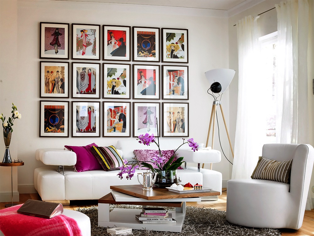 ภาพถ่ายสีบนผนังของห้องนั่งเล่น