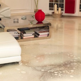 Des tas de livres dans une table basse