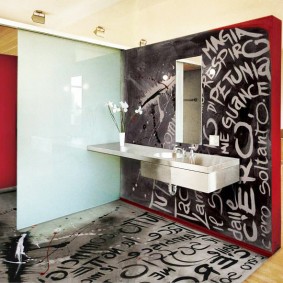 Lavabo suspendu dans la salle de bain