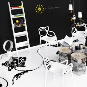 Étage design dans la chambre de l'appartement