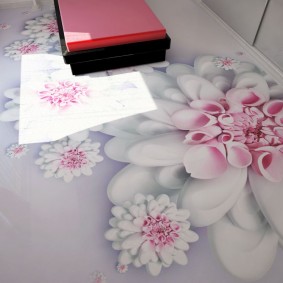 Plancher époxy avec un motif de fleurs