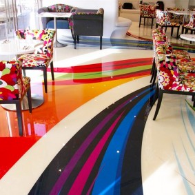 Rayures colorées sur le sol dans le hall