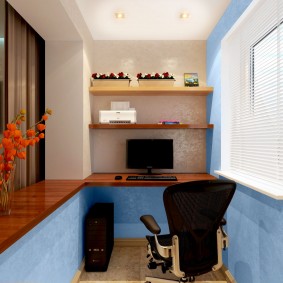 Bir şehir dairesinde sıcak bir balkon tasarımı