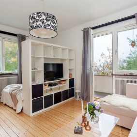 Bir şehir dairesinin yatak odası-oturma odasında raf