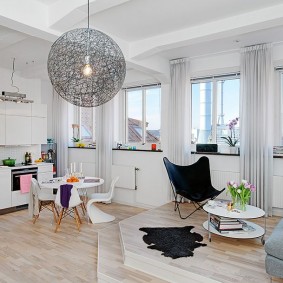 Beyaz tavanlı ferah oda