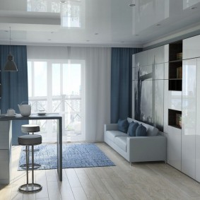 Oturma odası penceresinde karartma perdeleri