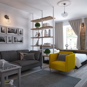 İnce bacaklar sarı sandalye