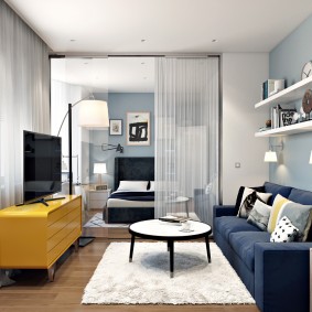 Oturma odasında sarı TV standı