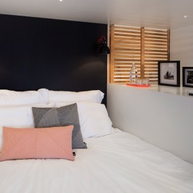 Küçük bir yatak odasında siyah duvar