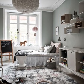 Étagères rectangulaires sur un mur gris