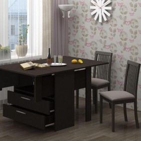 Table d'armoire avec tiroirs pratiques