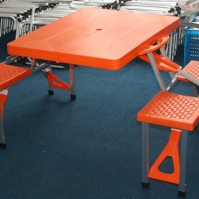 Un ensemble de meubles en plastique de la table et des chaises